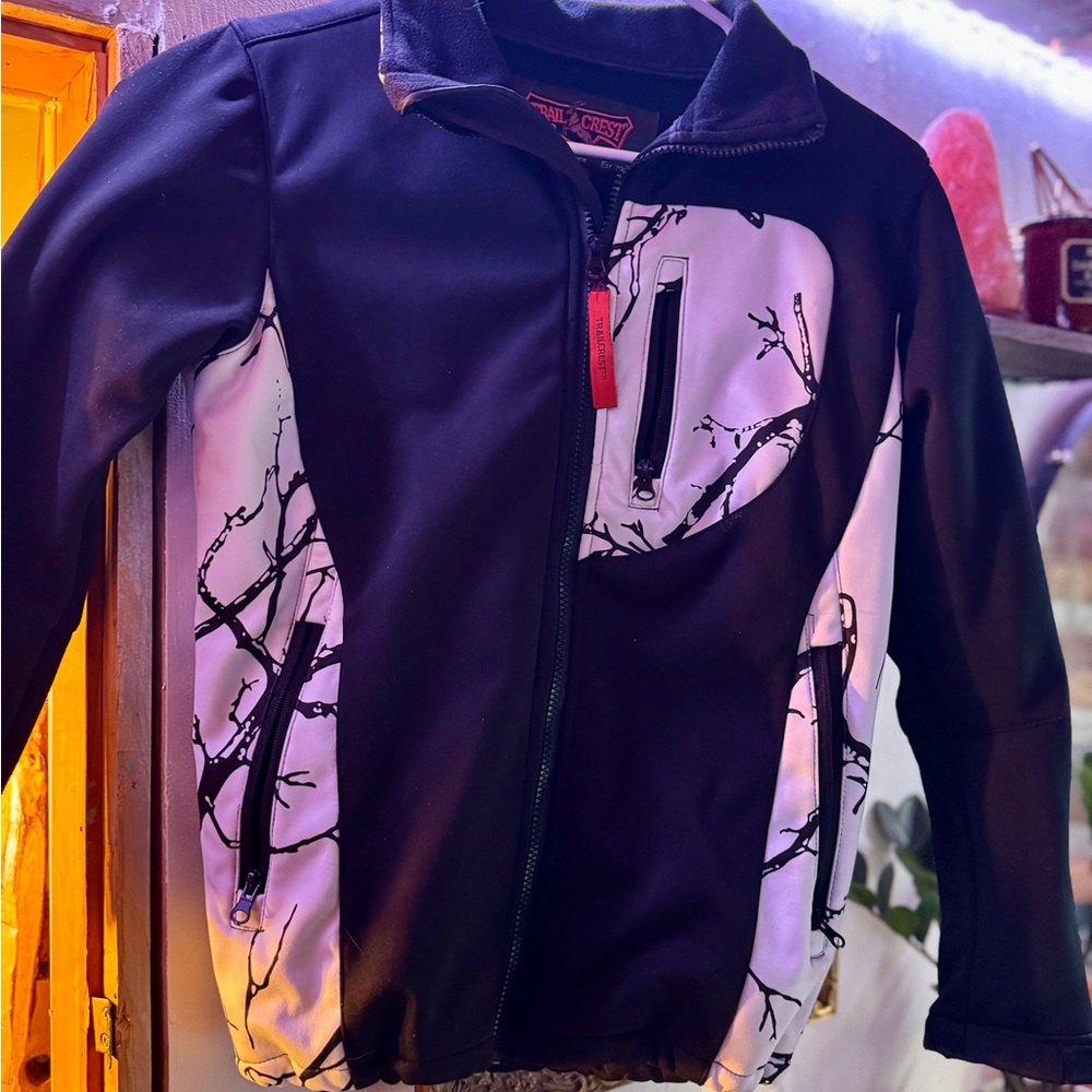 Black and White Performance Jacket with Sleek Design